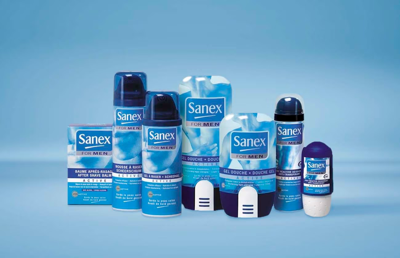Een verzameling van verschillende producten uit de 'Sanex For Men' lijn, waaronder douchegel, scheerschuim en deodorant, in blauw-witte verpakkingen.