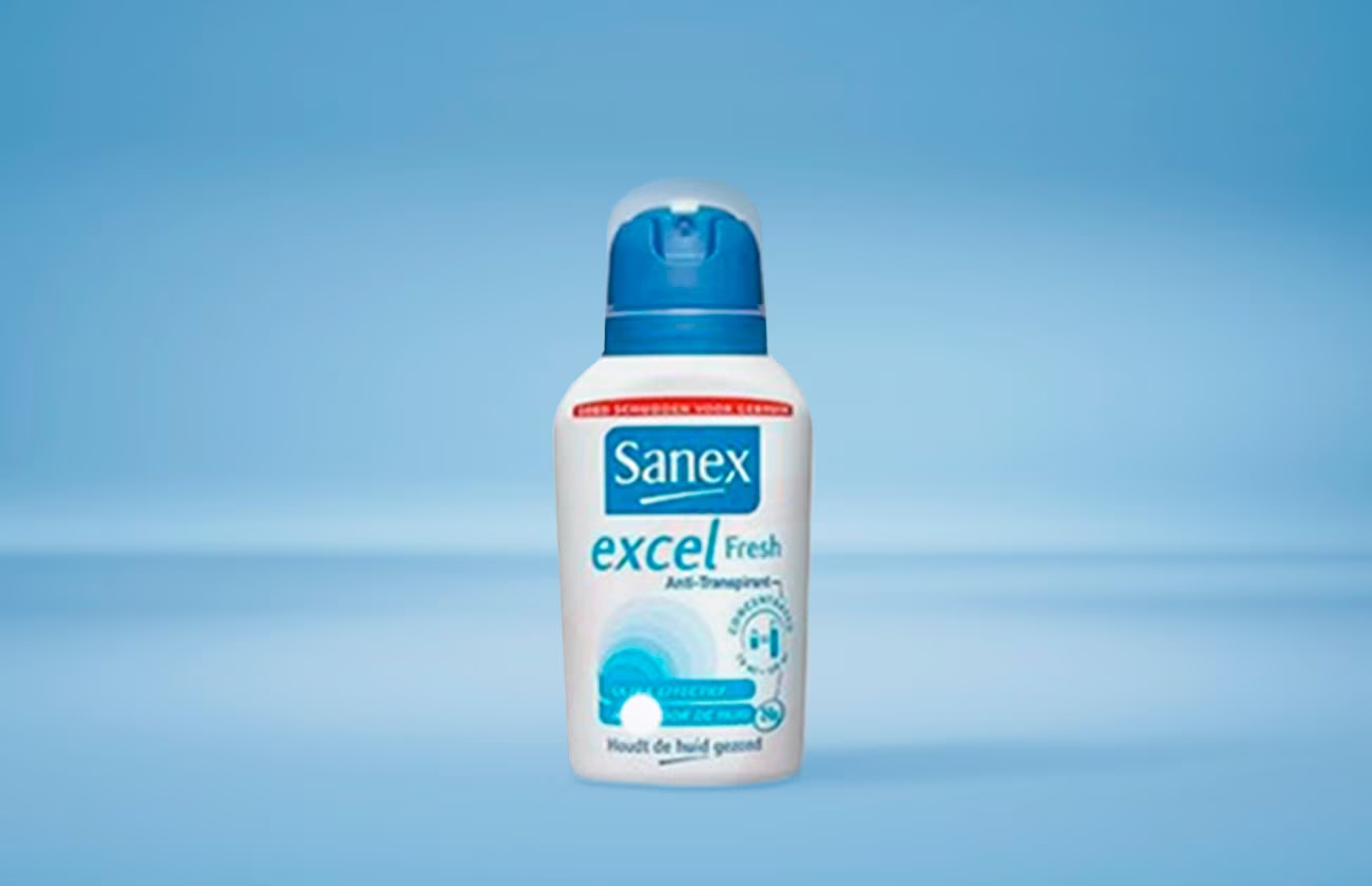 Een fles Sanex Excel Fresh anti-transpirant roll-on met Nederlandse tekst op het etiket, tegen een lichtblauwe achtergrond.