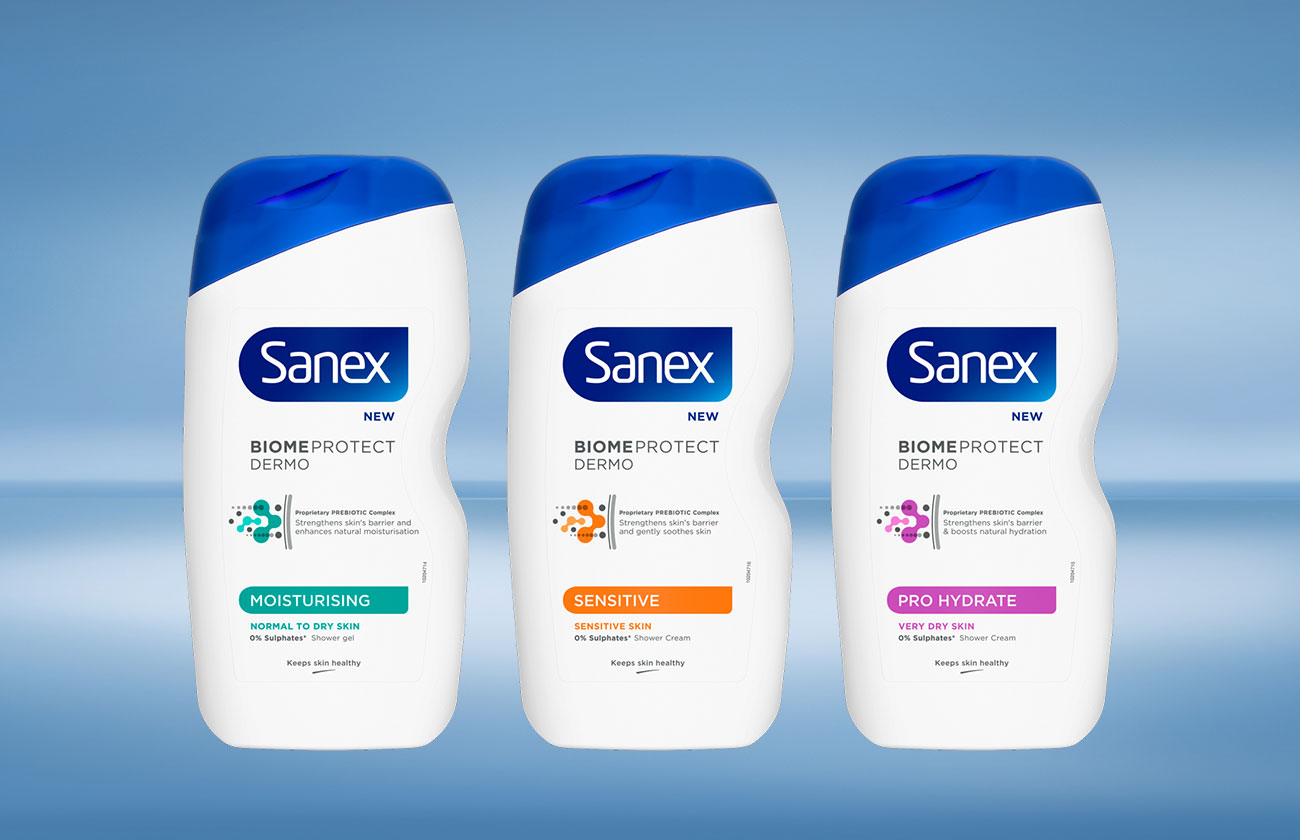 Drie douchegels uit de Sanex BiomeProtect Dermo-lijn, in de varianten Moisturising, Sensitive en Pro Hydrate, die naast elkaar staan opgesteld.
