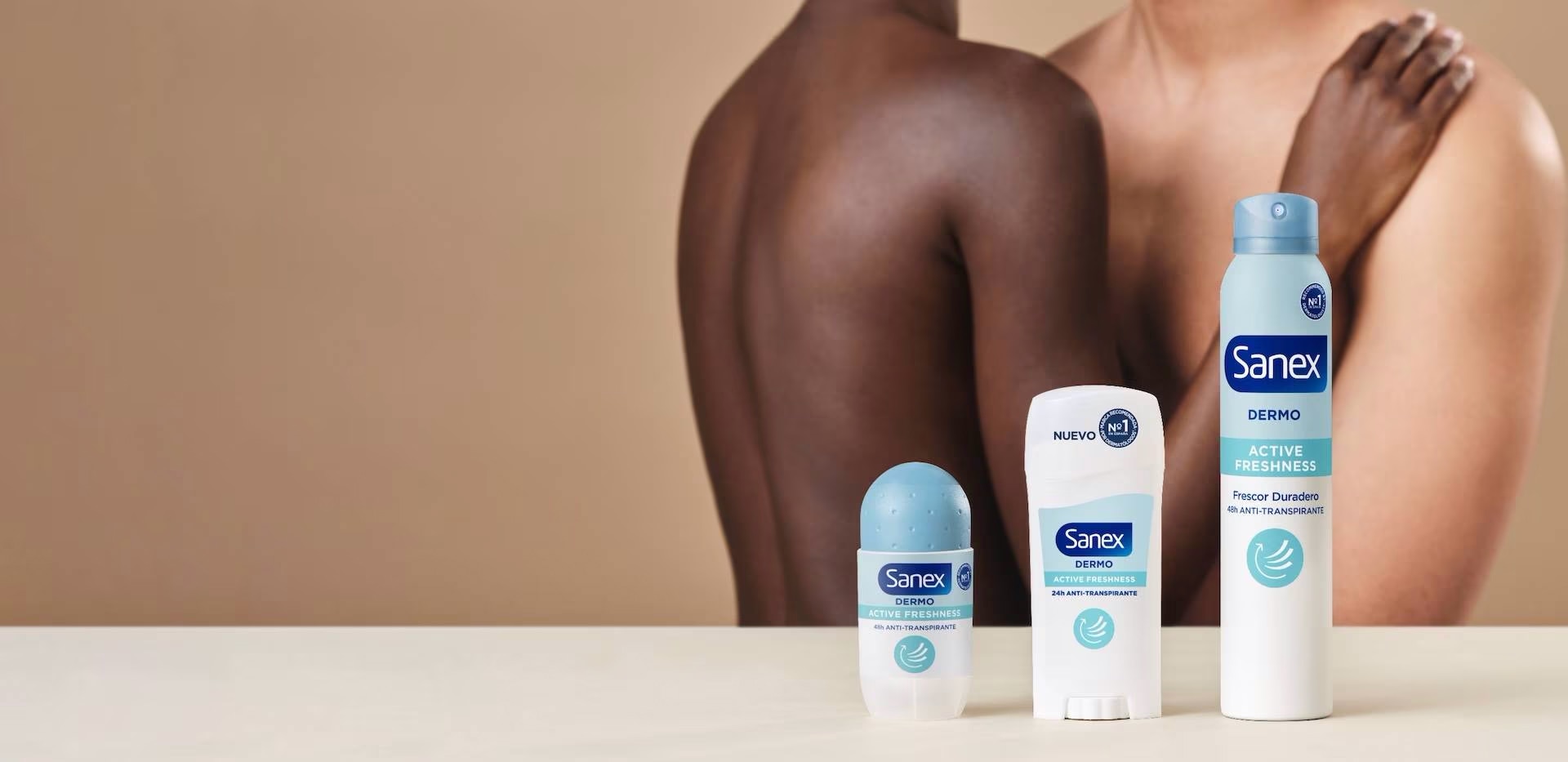 Vrouw glimlacht terwijl ze een smartphone vasthoudt en gebruikt.