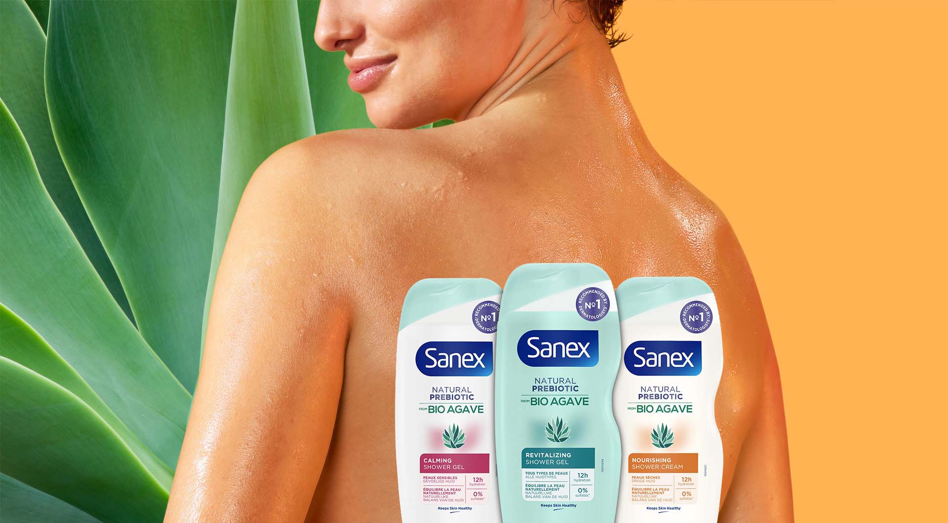 Vrouw van achteren met natte huid, samen met drie Sanex Bio Agave douchegels op de voorgrond, tegen een oranje-grroene achtergrond.