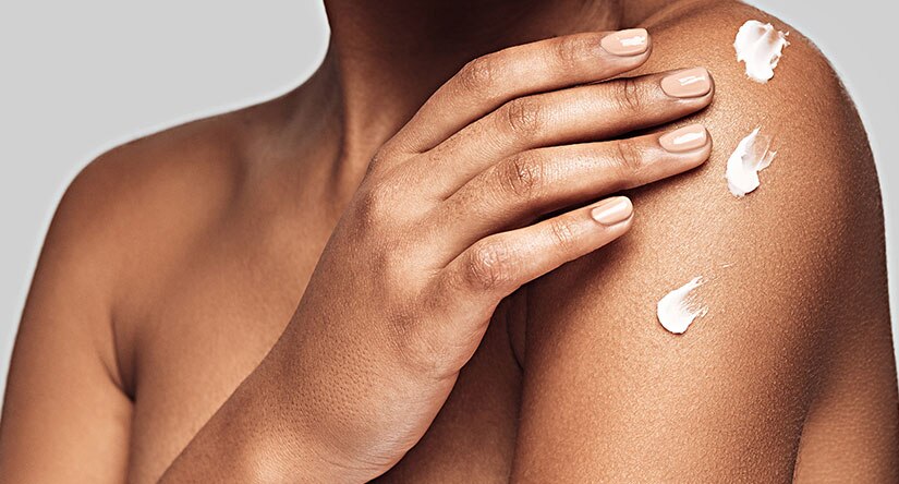 Vrouw die droge huid verzorgt Vrouw die droge huid verzorgt
