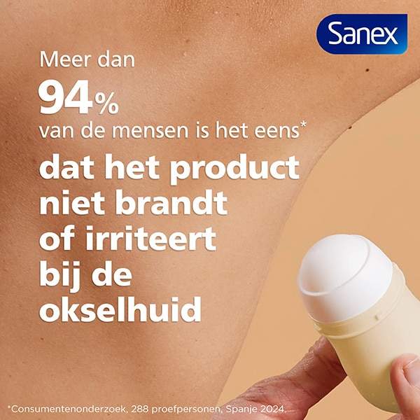 Sanex Derma Care+ Sensitive 72h Anti-transpirant Roller Sanex Dermo Sensitive Nourishing Care roll-on geplaatst op een houten oppervlak, met een vervaagde badkamer op de achtergrond. Op het etiket staat: "48u anti-transpirant / anti-perspirant", "Houdt de huid gezond". Sanex-logo aanwezig.